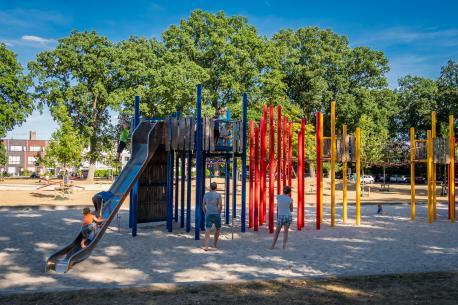 Spielplatz im Emsauenpark; buntes Klettergerüst im Sandkasten; sonniges Wetter