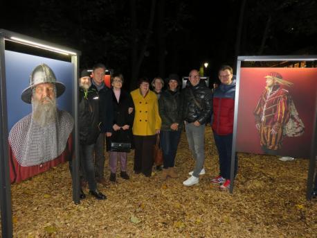 Portraits der Kivelinge zieren die neue, beleuchtete Fotoinstallation im Kulturpark Wilhelmshöhe.