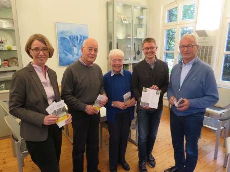 Stellten die Neuauflage in einem Gespräch in der Jüdischen Schule vor (v. li.): Dezernentin Monika Schwegmann, der Vorsitzende des Forums Juden Christen Heribert Lange sowie Anne Scherger, Simon Göhler und Benno Vocks vom Redaktionsteam.