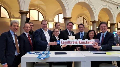 (v. r.) Oberbürgermeister Dieter Krone, MdB Gitta Connemann, Minister Andreas Scheuer, Landrat Marc-André Burgdorf, Dr. Tim Husmann, Netzwerkmanager IT-Dienstleistungsgesellschaft Emsland, Martina Kruse, Wirtschaftsförderung Landkreis Emsland, MdB Albert Stegemann, Jörg Kerlen von RWE, Dr. Franz Haking von der BP Lingen und Detlev Wösten von H&R ChemPharm Salzbergen bei der Übergabe des Förderbescheids.