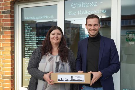 Jens Schröder von der Wirtschaftsförderung der Stadt Lingen gratuliert Tanja Tiedemann zur Neueröffnung der „Eishexe – Die Kältesauna“.