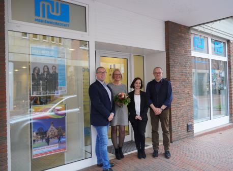 Citymanager Andreas Löpker (links) gratulierte (v.l.) Gaby Egbers, Sonja Eder und Michael Giese zum 15-jährigen Jubiläum der Medienwerkstatt und zum erfolgreichen Umzug.