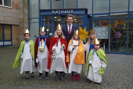 Oberbürgermeister Dieter Krone (re.) und Citymanager Andreas Löpker (li.) gratulieren Uwe Hagemann (2. v. re.), seiner Frau Andrea Hagemann und Mitarbeiter Holger Klages zur Eröffnung des Maklerbüros in der Castellstraße.