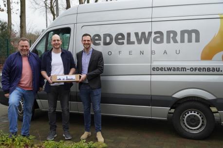 Michael Koop (li.) und Jens Schröder (re.) gratulierten Ofenbaumeister Thomas Benning zu der Gründung des Betriebs „Edelwarm Ofenbau“.
