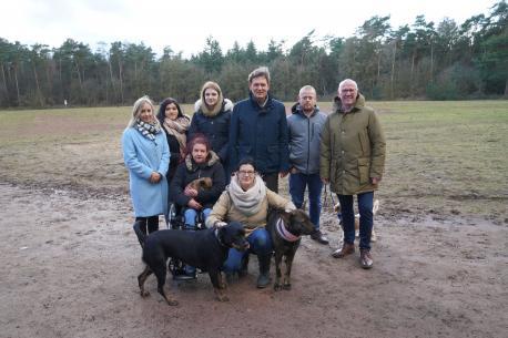 Zusammen mit Vertretern des Vereins „Mensch mit Tier – Wir helfen Dir“ und einigen Hundebesitzern haben Oberbürgermeister Dieter Krone (Mitte), der Schepsdorfer Ortsbürgermeister Hermann Krone (re.) sowie Julia Pieper (li.) von der Stadtverwaltung die Hundefreilauffläche offiziell eröffnet. 