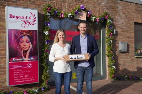 Jens Schröder von der Lingener Wirtschaftsförderung gratulierte Jana Töpker zur Neueröffnung ihres Kosmetikstudios „Beyoutiful“.