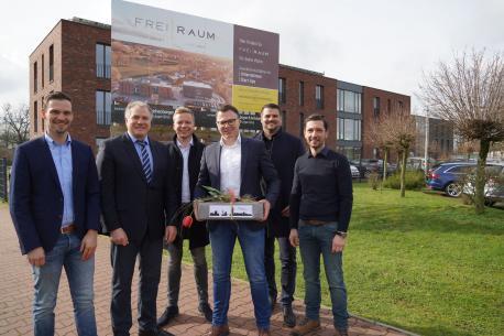 Jens Schröder von der Wirtschaftsförderung, Ortsbürgermeister Manfred Schonhoff, Immobilienmakler Lars Krüssel, Frank Exeler, Immobilienmakler Ulrich Hegger und Investor Alexander Reichenberger besichtigten die neuen Räumlichkeiten der Exeler Bau- und Projektleitung.