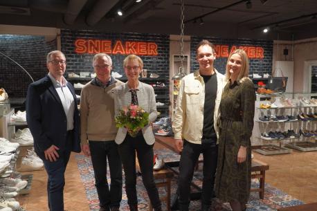 Andreas Löpker (li.) gratuliert Reiner und Beate Reusch sowie Michael und Melanie Reusch zum gelungenen Neustart.  