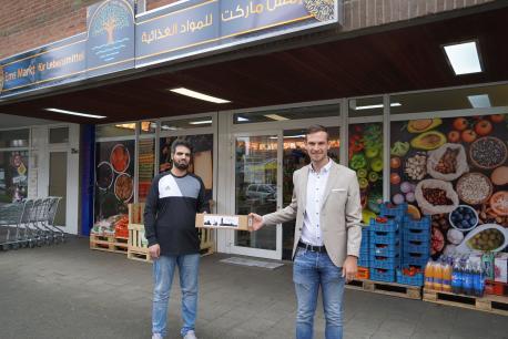 Jens Schröder von der Lingener Wirtschaftsförderung (rechts) gratulierte Amer Khlef zur Neueröffnung des Lebensmittelgeschäftes „Ems Markt“.