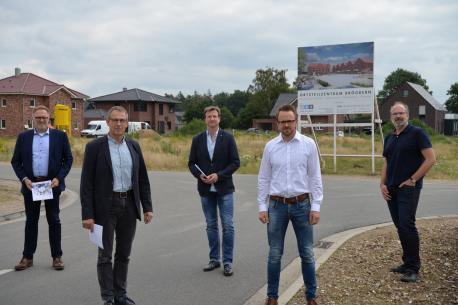 Tauschten sich über die Pläne zur Gestaltung der neuen Ortsmitte Brögbern aus: (von links) Wirtschaftsförderer Ludger Tieke, Ulrich Wolbeck (WBR), Michael Teschke (Ortsbürgermeister Brögbern), Malte Frerich (WBR) und Tobias Hoffmann (WBR).