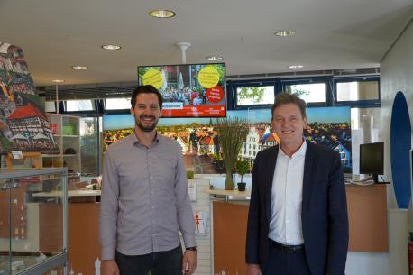 Freuen sich über den grandiosen Erfolg: (v. li.) der Geschäftsführer der Lingen Wirtschaft + Tourismus (LWT) Jan Koormann und Oberbürgermeister Dieter Krone. 