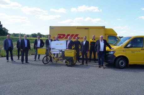 Fiebern dem Baustart des neuen Logistikzentrums der Deutschen Post entgegen: Josef Greiten (Sachbearbeiter beim Zustellstützpunkt Lingen), Dietmar Lager (Wirtschaftsförderung Stadt Lingen), Manfred Schonhoff (Ortsbürgermeister Laxten), Martin Koopmann (stellv. Vorsitzender WGA), Oberbürgermeister Dieter Krone, Hermann-Otto Wiegmann (Betriebsrat DHL-Niederlassung Münster), Ingo Kutsch (Niederlassungsleiter Deutsche Post AG in Münster), Hendrik Oosterheert (Zusteller), Thomas Schneider (Vertriebsm