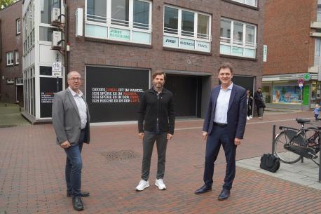 Citymanager Andreas Löpker, Geschäftsführer Ernst Trapp und Oberbürgermeister Dieter Krone vor dem zukünftigen EMP-Store in der Lookenstraße in der Lingener Innenstadt