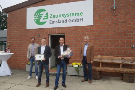 Jens Schröder (li.) und Ortsbürgermeister Karl Storm (re.) gratulierten den Geschäftsführern Konstantin Overhoff (2. v. li.) und Ralf Bockmeyer zur Neueröffnung.  