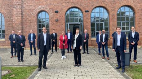 Besuch der Ministerin im Lingener IT-Zentrum zum Austausch mit Vertretern aus Politik und Wirtschaft, Birgit Honé in erster Reihe zwischen dem emsländischen Landrat Marc-André Burgdorf (links) und dem Lingener Oberbürgermeister Dieter Krone (rechts).