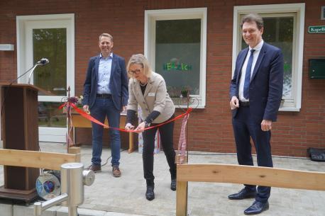 Weihten gemeinsam die neue Kita Lütke Lüe in Clusorth-Bramhar ein: Kitaleiterin Monika Junk, Oberbürgermeister Dieter Krone (rechts) und Ortsbürgermeister Dieter Krieger.