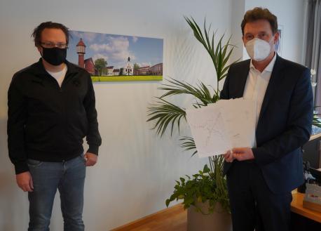 Martin Klimm (links) überreichte eine Petition gegen das Radfahren in der Lingener Fußgängerzone an Oberbürgermeister Dieter Krone.
