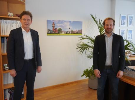 Oberbürgermeister Dieter Krone (links) begrüßte den neuen Klimaschutzmanager Sebastian Siemen.