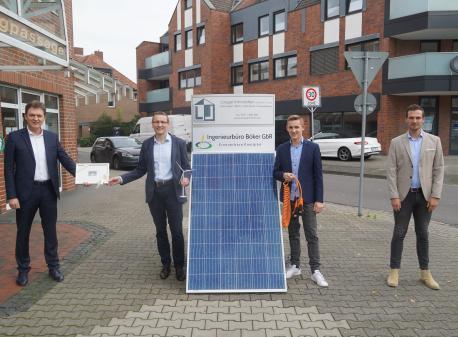 Erneuerbare Energien im Blick: Oberbürgermeister Dieter Krone (links) und Jens Schröder von der Wirtschaftsförderung gratulierten Ansgar (2.v.l.) und Johann Böker zur Gründung des Ingenieurbüros Böker.