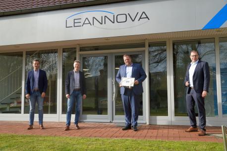 Jens Schröder und Dietmar Lager (v. li.) gratulierten Benjamin Bütfering und Prof. Dr. Jens Mehmann zum neuen Standort an der Clara-Eylert-Straße 4 in Lingen.
