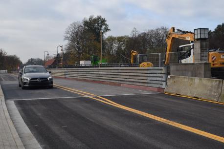 Eines der ersten Autos, das über die Behelfsbrücke in Schepsdorf färt.