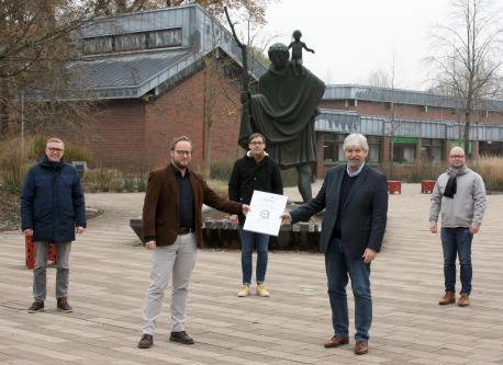 Die offizielle Übergabe des Zertifikats im Rahmen der Mitgliederversammlung der Bundesarbeitsgemeinschaft der Berufsbildungswerke (BAG BBW) konnte corona-bedingt nicht stattfinden. Georg Kruse (2. v. r.), Geschäftsführer des Christophorus-Werkes Lingen e.V. und Vorstandsmitglied der BAG BBW, übergab das Zertifikat im kleinen Rahmen an (v. l.) Klaus Sur (Ausbildungsleiter im BBW), Frank Surmann (Leiter des Bereichs ‚Berufliche Bildung und Arbeit' im Christophorus-Werk), Michael Steinkamp (Autismu