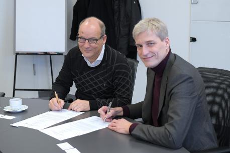 Roger Miesen, Vorstandsvorsitzender RWE Generation, und thyssenkrupp Steel CTO Dr. Arnd Köfler bei der Vertragsunterzeichnung. 
