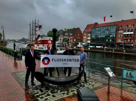 Stellten am Mittwoch in Emden das neue Projekt „Flusskontor Ems“ vor (von links): Lingens Oberbürgermeister Dieter Krone, Papenburgs Bürgermeister Jan Peter Bechtluft, Emdens Oberbürgermeister Tim Kruithoff und Flusskontor-Projektleiter Dennis Hillmer. 