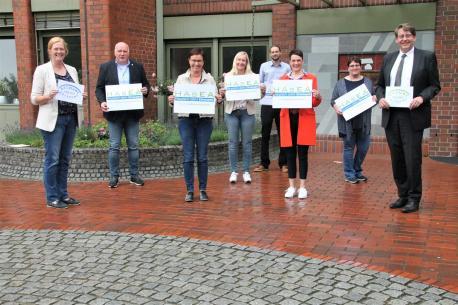 Landrat Marc-André Burgdorf (r.) empfing gemeinsam mit Heike Baalmann (l.) und Elke Rolfes (3. v. r.) vom Ehrenamtsservice des Landkreises Emsland die Vertreterinnen und Vertreter der fünf regionalen Projektstellen von HAsEA.