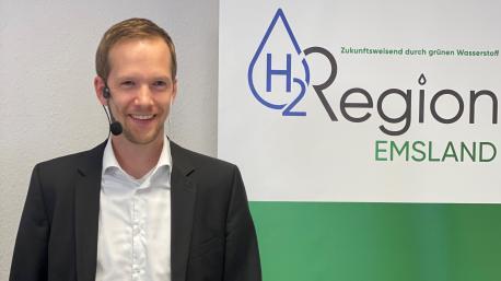 Tim Husmann von der H2-Region Emsland führt durch die Veranstaltung und beantwortet die Fragen, wie Wasserstoff zur CO2-Reduktion beitragen kann, welche „Farben“ von Wasserstoff es gibt und wie eine grüne Wasserstoffwirtschaft zukünftig aussehen kann.