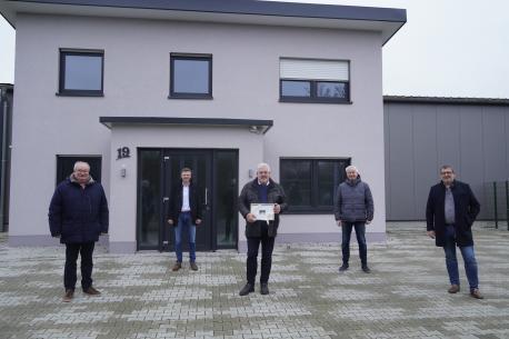 Gratulierten Geschäftsführer Michael Breiter der R1 Verkehrstechnik (Mitte) zum Neubau: (v. li.)  der Vorsitzende des Wirtschafts- und Grundstücksausschusses Stefan Wittler, Dietmar Lager von der Wirtschaftsförderung der Stadt Lingen, Ortsbürgermeister Uwe Dietrich und Martin Koopmann, stellvertretender Vorsitzender des Wirtschafts- und Grundstücksausschusses. 