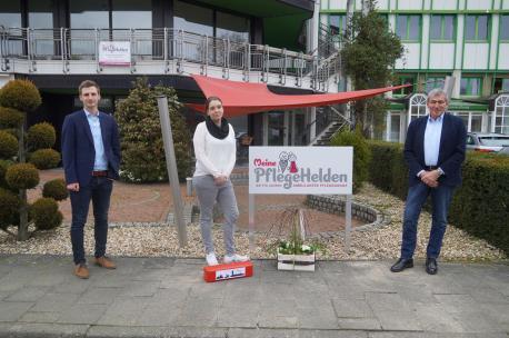 Ortsbürgermeister Werner Hartke (rechts) und Jonas Berger von der Wirtschaftsförderung der Stadt Lingen begrüßten Britta Jansen mit ihrem neuen ambulanten Pflegedienst „Meine PflegeHelden“ im Lingener Ortsteil Darme.