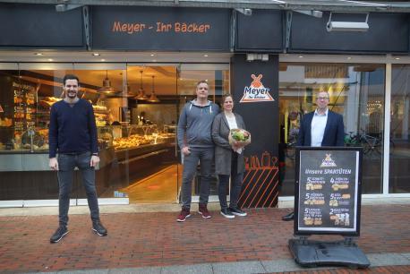 Dietmar Lager (rechts), Wirtschaftsförderung der Stadt Lingen, und Albert Bröskamp (links), Eigentümer des Gebäudes, begrüßen Yvon-ne und Jürgen Baars mit ihrem Unternehmen „TransGate“ in den neuen Räumlichkeiten.