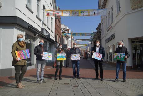 Von links: Mechtild Wildemann-Pleister (LWT), Dirk Iserlohe (Vorsitzender LWT e.V.), Annette Sievers (Kunstschule Lingen), Rudolf Kruse (Fachbereichsleiter Kultur Stadt Lingen), Oberbürgermeister Dieter Krone und Heiner Rohoff (Kinderschutzbund Lingen) freuen sich über die zahlreichen bunten Bilder, die nun die Lingener Innenstadt schmücken.