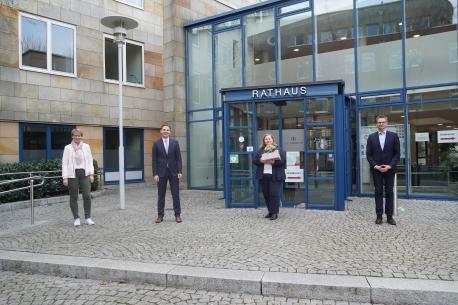 Gratulierten Sabine Hantke-Singh zu dem neuen Amt: (v. li.) die zuständige Mitarbeiterin im Rathaus, Ulla Lammers, der Erste Stadtrat Stefan Altmeppen und (rechts) der Direktor des Amtsgerichts Lingen, Norbert Holtmeyer.