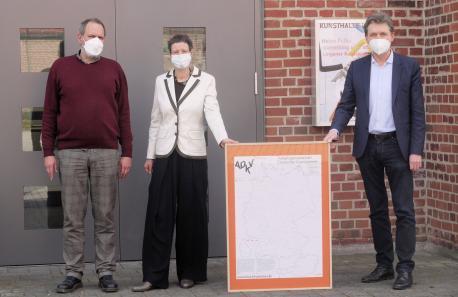 Freuen sich über die Auszeichnung: (v. li.) Peter Lütje, Meike Behm und Oberbürgermeister Dieter Krone. 