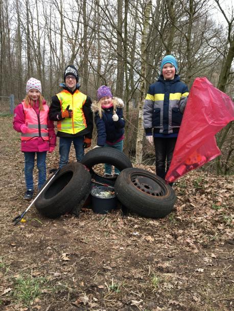 Anni und Leo Quittek waren mit ihren Freunden Mia und Henri Wild (von links nach rechts) und ihren Eltern im Bereich Brögberner Teiche unterwegs, um beim Frühjahrsputz mitzuhelfen. Die Kinder waren mit großem Eifer dabei, seien aber auch erstaunt darüber gewesen, wie viel Müll in der Natur entsorgt wird.