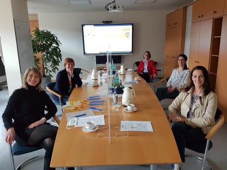 Die Jury des diesjährigen Bezirksentscheids Weser-Ems Süd: (v. li.) Andrea Salomon (Buchhandlung Holzberg), Rabea Klaas (Buch und Kunst Blanke), Monika Schwegmann (Stadtkämmerin und Kulturdezernentin der Stadt Lingen), Juliane Schmalisch-Fischer (Bücherei Trinitatis Lingen) und Mandy Noetzel (Fachstelle für katholisch-öffentliche Bibliotheken Meppen).