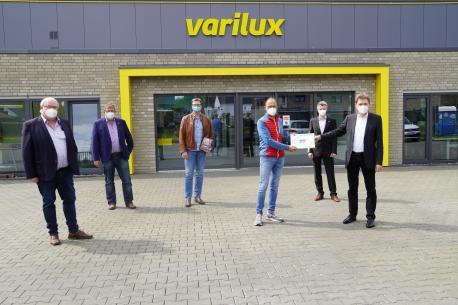 Mit „varilux“ hat das erste Unternehmen im neuen Gewerbegebiet in Brögbern eröffnet. Oberbürgermeister Dieter Krone (rechts) gratulierte Michael Vogt (3.v.r.) zusammen mit Stefan Wittler (links), Martin Koopmann (2.v.l.), Ortsbürgermeister Michael Teschke (4.v.l.) und Dietmar Lager (2.v.r.) zur Neueröffnung.