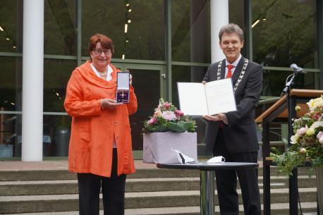 Oberbürgermeister Dieter Krone überreichte Edeltraut Graeßner im Namen des Bundespräsidenten das Verdienstkreuz am Bande des Verdienstordens der Bundesrepublik Deutschland. Mit dieser hohen Auszeichnung wurde das außergewöhnliche und jahrzehntelange Engagement von Edeltraut Graeßner im kommunalpolitischen und sozialen Bereich gewürdigt.