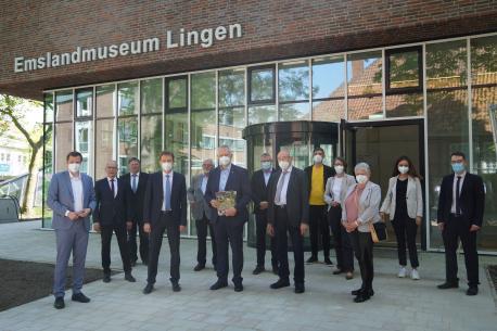 Das Land Niedersachsen fördert die Neugestaltung der Dauerausstellung des Emslandmuseums mit 40.000 Euro: Kulturminister Björn Thümler (6. v. l.) zusammen mit Vertretern von Landkreis, Stadt und Museumsverein vor dem Emslandmuseum.