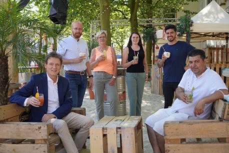 Freuen sich über die Eröffnung des „Beach am Markt“ (v.l.): Oberbürgermeister Dieter Krone, Marko Schnitker, Mechthild Wildemann-Pleister und Marina Kollmann (alle LWT) sowie die Betrieber des „Beach am Markt“ Ulday und Mustafa Sahinkus.