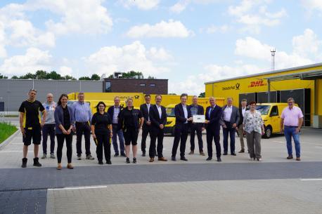 Sind froh, dass nun endlich vom neuen Standort aus gearbeitet werden kann: Vertreter der Deutschen Post DHL, aus Politik und Verwaltung sowie Oberbürgermeister Dieter Krone und Ingo Kutsch als Leiter der Niederlassung Deutsche Post und Paket Münster DHL (Mitte mit Bild)