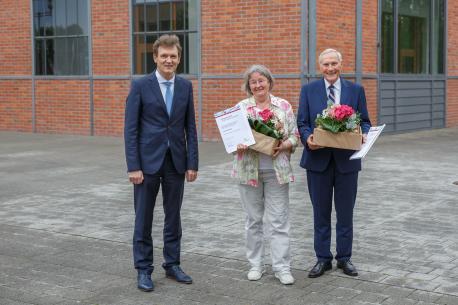 Oberbürgermeister Dieter Krone (links) hat Elke Bühner und Joachim Teubner den Bürgerpreis 2020 verliehen. 