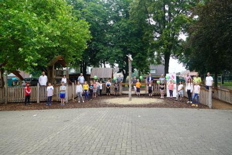 Groß und Klein freuen sich über die neue Inklusionsspielanlage auf dem Schulhof der Overbergschule (v. l. Schulleiter Frank Ramler, Konrektorin Doris Gerenkamp, Hildegard Tellmann und Michael Adams der Bürgerstiftung Lingen, Martina Lippert des Beirates Spielräume, Oberbürgermeister Dieter Krone, Matthias Borrmann und Christian Grüner des Fördervereins, Herbert Kuer von Reholand und Andreas Jörgens des Fördervereins).