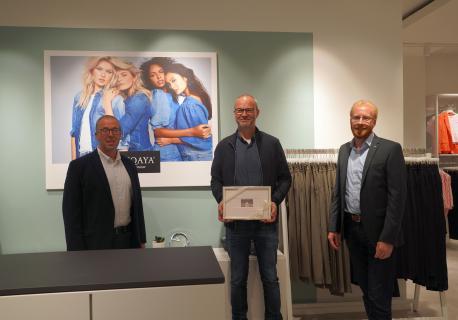 Citymanager Andreas Löpker (links) und Marko Schnitker, stellvertretender LWT-Geschäftsführer, (rechts) gratulieren Michael Mönstermann zur Neueröffnung von „Minqaya Womenswear“ in Lingen. 