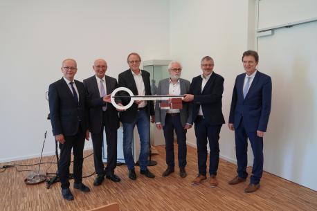 v.li. Martin Gerenkamp (Erster Kreisrat), der Vorsitzende des Museumsvereins Wilhelm Brundiers, Architekt Klemens Hölscher, Architekt Axel Winter, Museumsleiter Dr. Andreas Eiynck und Oberbürgermeister Dieter Krone. 