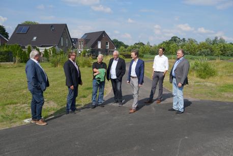 Machten sich ein Bild vom abgeschlossenen Straßenausbau im Baugebiet „Östlich Stahljans Hof“: (v.l.). Stefan Witter (stellv. Vorsitzender PBA), Georg Tieben (Fachbereichsleiter Tiefbau), stellv. Ortsbürgermeister Karl-Heinz Schwarz, Günter Reppien (Vorsitzender PBA), Oberbürgermeister Dieter Krone, Christian Schulte-Weß (Ortsrat Laxten) und Ortsbürgermeister Manfred Schonhoff.