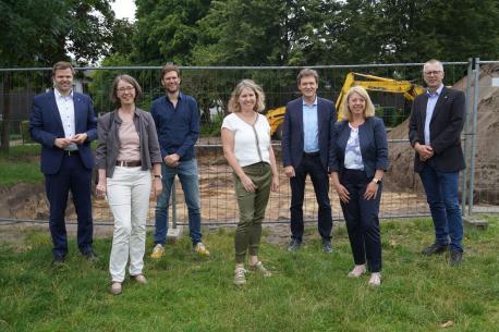 Auf das Mehrzweckgebäude an der Castellschule freuen sich (v. l.) Landtagsabgeordneter Christian Fühner, Stadtkämmerin Monika Schwegmann, stellvertretender Vorsitzender des Schulausschusses Jürgen Herbrüggen, Karin Ludlage vom Fachdienst Hochbau, Oberbürgermeister Dieter Krone, Schulleiterin Denise Haim und Fachbereichsleiter für Bildung, Jugend und Sport Frank Botterschulte.