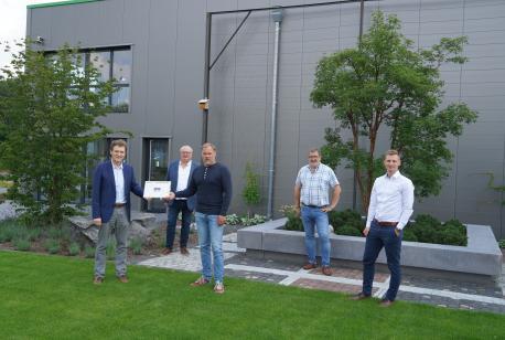 Begrüßten Daniel Schulte (3.v.l.) am neuen Standort seines Unternehmens „KreativGarten GmbH und Co. KG“ im Gewerbegebiet Pöttkerdiek in Schepsdorf: (v.l.). Oberbürgermeister Dieter Krone, WGA-Vorsitzender Stefan Wittler, stellv. WGA-Vorsitzender Martin Koopmann und Jonas Berger von der städtischen Wirtschaftsförderung.